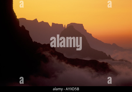 Blick auf den Sonnenuntergang und rotbraunen Roter Himmel gesehen von den hohen Gipfeln der Drakensberg Berge Natal in Südafrika Stockfoto