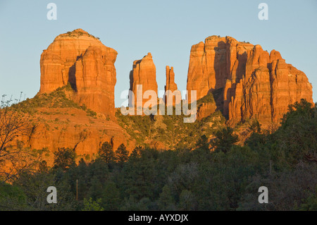 Cathedral Rock aus der Oak Creek-Kreuzung bei Sonnenuntergang Stockfoto