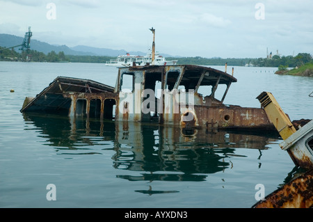 Versunkene Versand Madang Harbour PNG Papua New Guinea tropischer Wirbelsturm Schaden Stockfoto