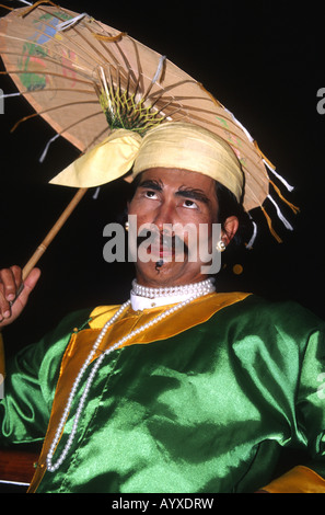 Myanmar / birmanischen Tänzer Durchführung eines traditionellen "Marionette" Charakters Stockfoto