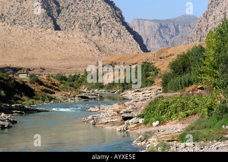 Ländliche Landschaft Wüste Berge und Tal des Flusses in der Nähe von Dorf Nord Irak-Irak Stockfoto