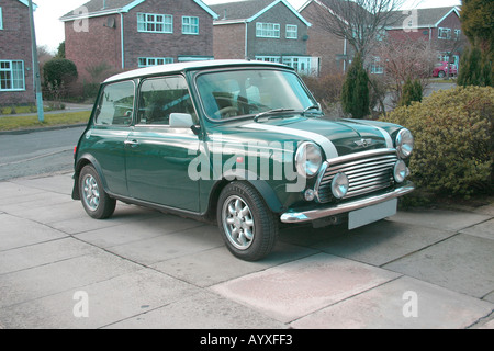 Classic British Racing, den grünen Mini Cooper 1997 Modell mit 1275 ccs Kraftstoff eingespritzte Motor Stockfoto