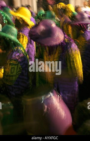 Drumer in einem Comparsa während der berühmten Desfile de Llamadas im Karneval in den Straßen von Montevideo Uruguay genommen bei niedriger Geschwindigkeit t Stockfoto