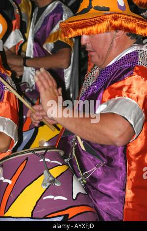 Drumer in eine solche während der berühmten Desfile de Llamadas im Karneval in den Straßen von Montevideo Uruguay Stockfoto