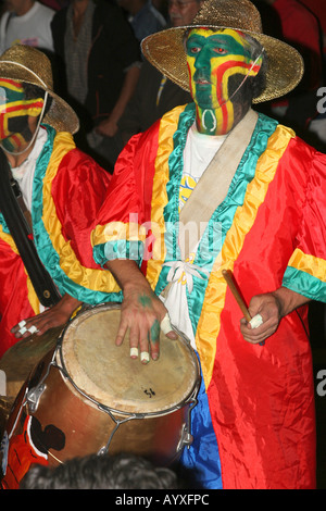 Drumer in eine solche während der berühmten Desfile de Llamadas im Karneval in den Straßen von Montevideo Uruguay Stockfoto