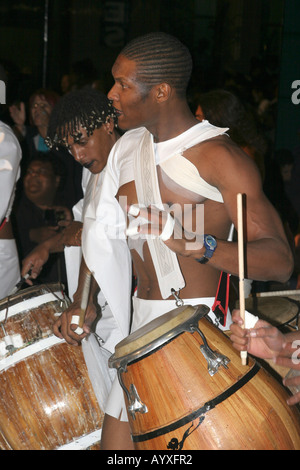 Schwarzen Drumer in eine solche während der berühmten Desfile de Llamadas im Karneval in den Straßen von Montevideo Uruguay Stockfoto