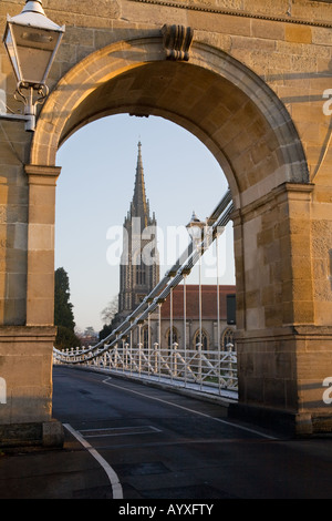 Marlow Straße Hängebrücke vom Südufer der Themse mit All Saints Church im Hintergrund Stockfoto