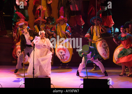 Im Teatro de Verano Sommertheater Kompetenz in Montevideo Uruguay Karneval 2006 Alter Mann und Frau typische Zeichen zeigen Stockfoto