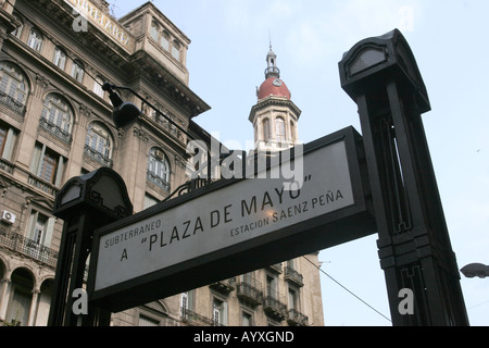 Alten u-Bahn "Subte" Eingang zur Plaza de Mayo station in Buenos Aires Argentinien auf die Rückseite kann die La Inmobiliaria Bui gesehen Stockfoto