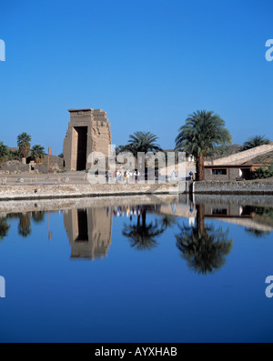 Ausgrabungsgelaende, Tempelbezirk Karnak, Tempelruinen, Heiliger Stuhl, Spiegelt Sich Im Tempel sehen, Wasserspiegelung, Karnak, Oberaegypten Stockfoto