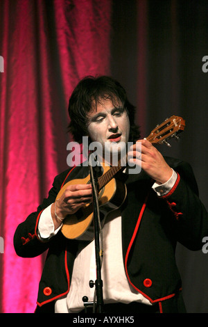 Uruguayische Murga Falta y Resto während einer Show in Buenos Aires im August 2005 Stockfoto