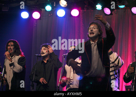 Uruguayische Murga Falta y Resto während einer Show in Buenos Aires im August 2005 Stockfoto