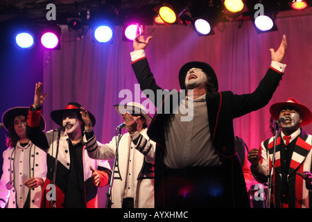 Uruguayische Murga Falta y Resto während einer Show in Buenos Aires im August 2005 Stockfoto