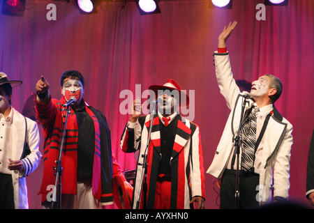 Uruguayische Murga Falta y Resto während einer Show in Buenos Aires im August 2005 Stockfoto
