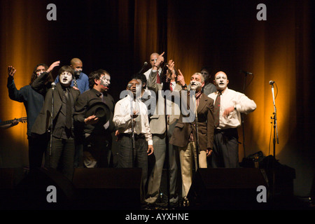 Uruguayische Murga Falta y Resto während einer Show in Buenos Aires im Juli 2006 Stockfoto