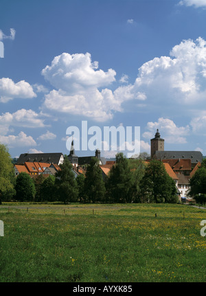 Stadtpanorama, Stadtsilhouette, Wiesenlandschaft, Wolkenhimmel, Steinau eine der Strasse, Kinzigtal, Naturpark Hessischer Spessart, Hessen Stockfoto