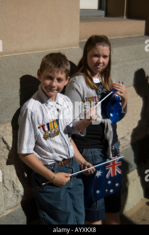 junge Menschen warten auf die Anzac Day März parade Stockfoto