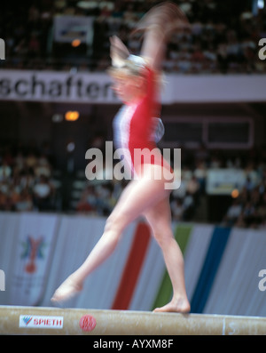 Sport, Gymnastik, gymnastische Übungen, Frauen, junge Mädchen auf dem Schwebebalken, Frau, unscharf, verschwommen, unscharf, Stockfoto