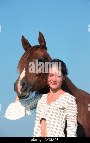 Junge Frau Mit Vollblutaraber Vollblutpferd näher Und Pferdesport Vollblutaraber posiert Modell Mensch Und Pferd Stockfoto