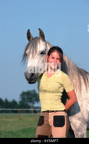 Junge Frau Mit Vollblutaraber Vollblutpferd näher Und Pferdesport Vollblutaraber posiert Modell Mensch Und Pferd Stockfoto