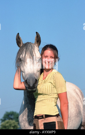 Junge Frau Mit Vollblutaraber Vollblutpferd näher Und Pferdesport Vollblutaraber posiert Modell Mensch Und Pferd Stockfoto