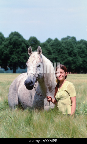 Junge Frau Mit Vollblutaraber Vollblutpferd näher Und Pferdesport Vollblutaraber posiert Modell Mensch Und Pferd Stockfoto