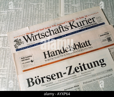 Zeitungen, deutsche Fachzeitschriften, Wirtschaftszeitung, Tageszeitung, Wochenzeitung, lesen Zeitung, Zeitungsleser, Herausgeber der Zeitung, Print, Presse, Pressemarkt, Printmedien, Pressebericht, Zeitschrift, Magazin, Journalist, Journalismus, Medien, mich Stockfoto