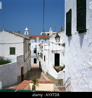 Enge Gasse in der Altstadt, Weisse Haeuser, Es Mercadal, Menorca, Balearen Stockfoto