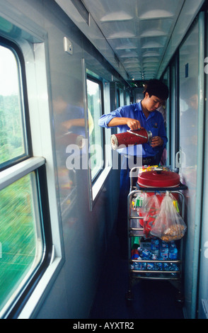 Kellner, die Speisen und Erfrischungen in der Wiedervereinigung-Expresszug. Vietnam Stockfoto