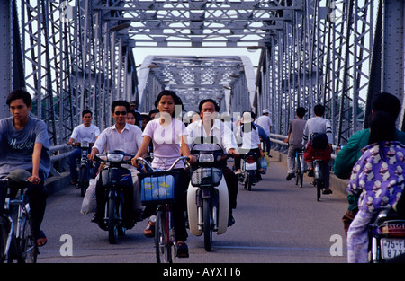 Datenverkehr über die Trang Tien Brücke über Parfüm-Fluss. Hue.Vietnam Stockfoto