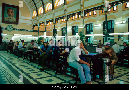 Ho-Chi-Minh-Stadt General Post Office, erbaut zwischen 1880-1891 von Gustave Eiffel, Ho-Chi-Minh-Porträt im Hintergrund. Vietnam. Stockfoto