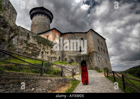 Schuss der mittelalterlichen Burg des Heiligen Ordens der Ritter mit Omnious Wolken Tschechische Republik Europa Stockfoto