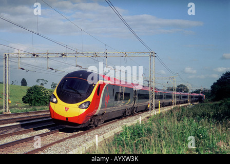 Jungfrau-Züge-Pendolino in nördlicher Richtung Virgin West Coast Service in der Nähe von Old Linslade Stockfoto