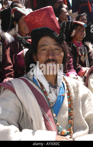 Porträt eines lächelnden Ladakhi-Mannes in traditioneller Kleidung und rotem Hut während des Ladakh-Festivals in Leh, Ladakh, Indien. Stockfoto