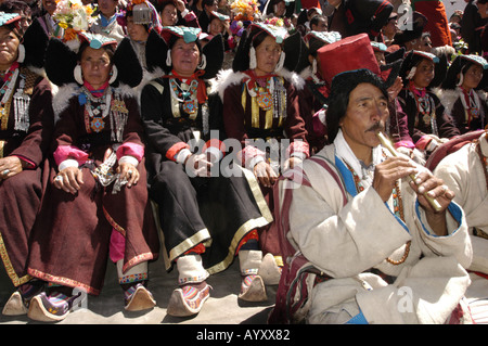 Porträt eines Ladakhi-Mannes in traditioneller Kleidung, der während des Ladakh-Festivals in Leh, Ladakh, Indien, eine Flöte spielt. Stockfoto