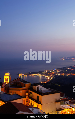 Castelmola und Naxos bei Nacht Stockfoto