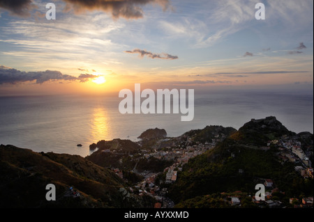 Sonnenaufgang über der italienischen Städte von Taormina und Messina von der Stadt Castlemola auf der Insel Sizilien Stockfoto