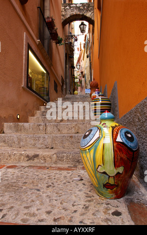 Farbenfrohe Vase auf einer Straße in Taormina Sizilien Stockfoto