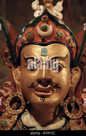 Statue von Guru Rinpoche oder Padmasambhava im Thiksey Kloster, Ladakh, Indien. Nahaufnahme des goldenen Gesichts und der kunstvollen Krone des buddhistischen Meisters. Stockfoto