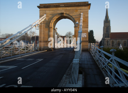 Marlow Straße Hängebrücke vom Südufer der Themse mit All Saints Church im Hintergrund Stockfoto