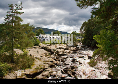 Fällt der Dochart auf dem River Dochart bei Killin in Perthshire in den schottischen Highlands Stockfoto
