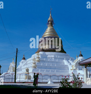 Das Stupa der Kuthodaw Pagode, Mandalay, Myanmar, Asien. Stockfoto