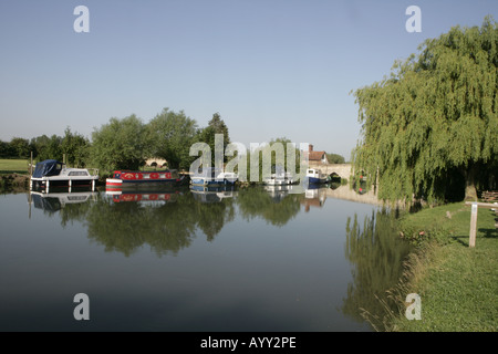 Am frühen Morgen auf der Themse in der Nähe von Oxford in Newbridge als Pale leuchtet Sonne einen Weidenbaum und die Boote vor Anker Stockfoto