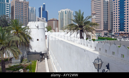 Die Festung Qasr al Hosn in Abu Dhabi, der Hauptstadt der Vereinigten Arabischen Emirate (VAE), ist das älteste Steingebäude der Stadt und wurde 1761 erbaut. Stockfoto