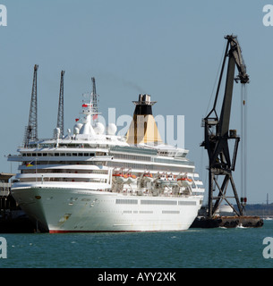 HLV-Knut Floating Crane Barge vorbei Artemis Schiff Southampton Kreuzfahrthafen England UK Stockfoto