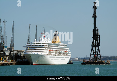 HLV-Knut Floating Crane Barge vorbei Artemis Schiff Southampton Kreuzfahrthafen England UK Stockfoto