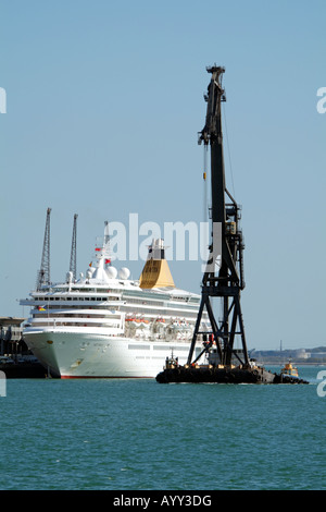 HLV-Knut Floating Crane Barge vorbei Artemis Schiff Southampton Kreuzfahrthafen England UK Stockfoto