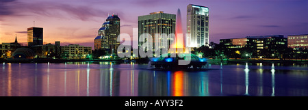 Mit glühenden Sonnenuntergang als Kulisse Downtown Orlando FL in Spiegel reflektiert wird glatt Lake Eola Stockfoto