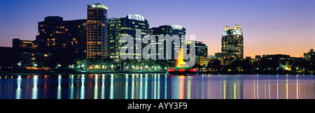 Mit glühenden Sonnenuntergang als Kulisse Downtown Orlando FL in Spiegel reflektiert wird glatt Lake Eola Stockfoto