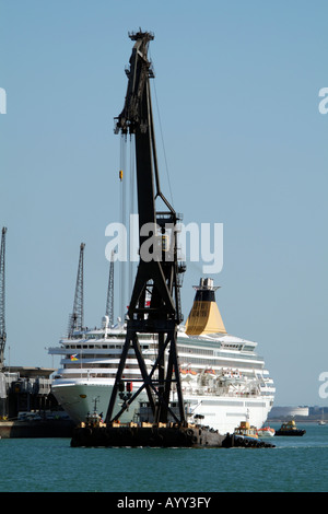 HLV-Knut Floating Crane Barge vorbei Artemis Schiff Southampton Kreuzfahrthafen England UK Stockfoto